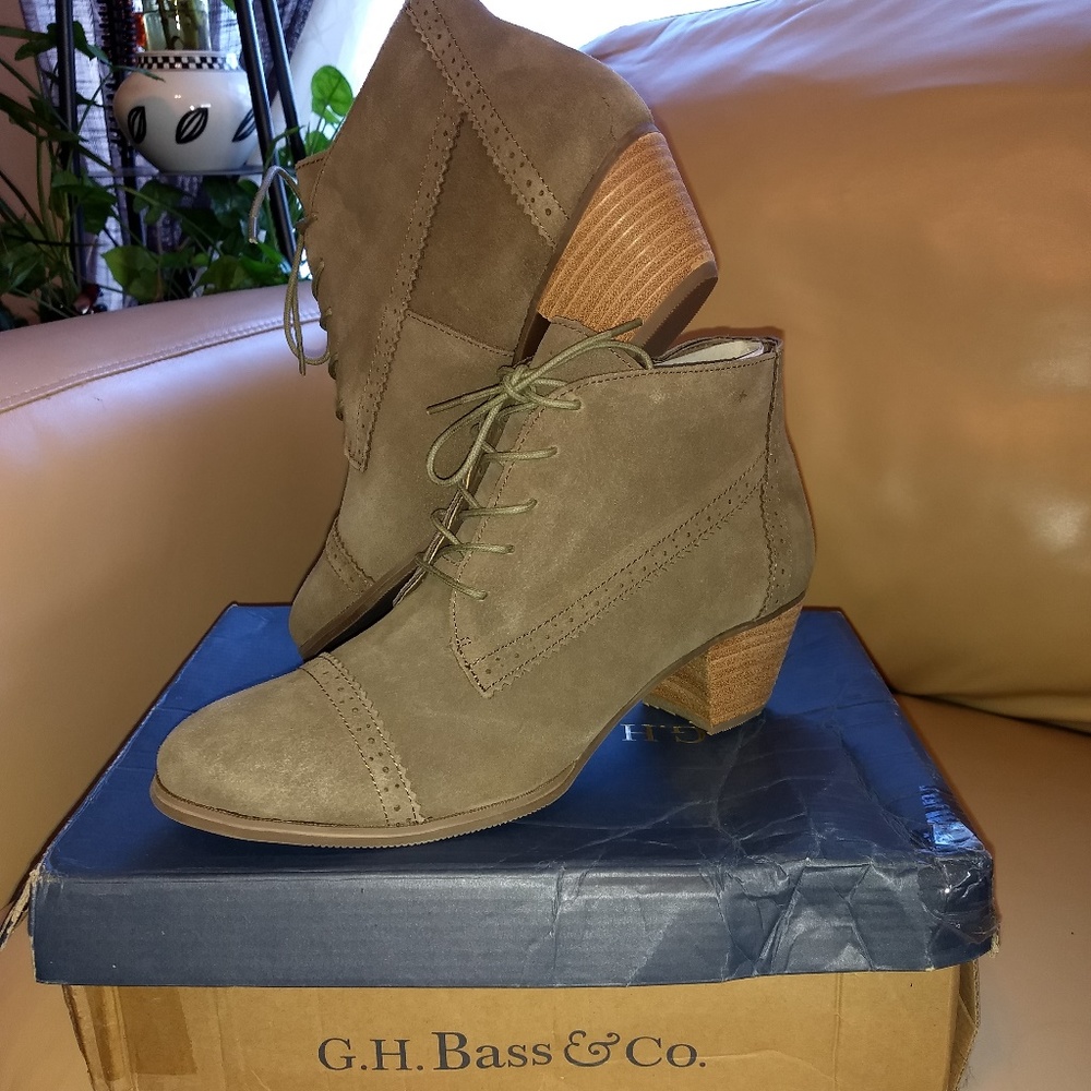 Lace-up ankle boots
